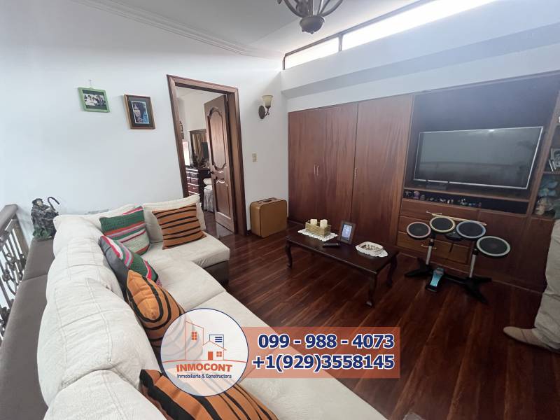 C1473 AMPLIA CASA DE VENTA CON JARDINES