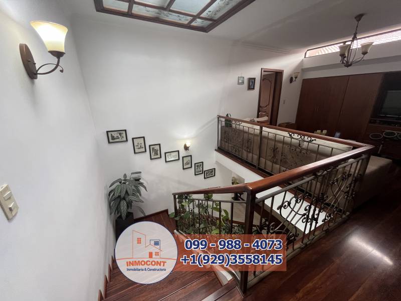 C1473 AMPLIA CASA DE VENTA CON JARDINES